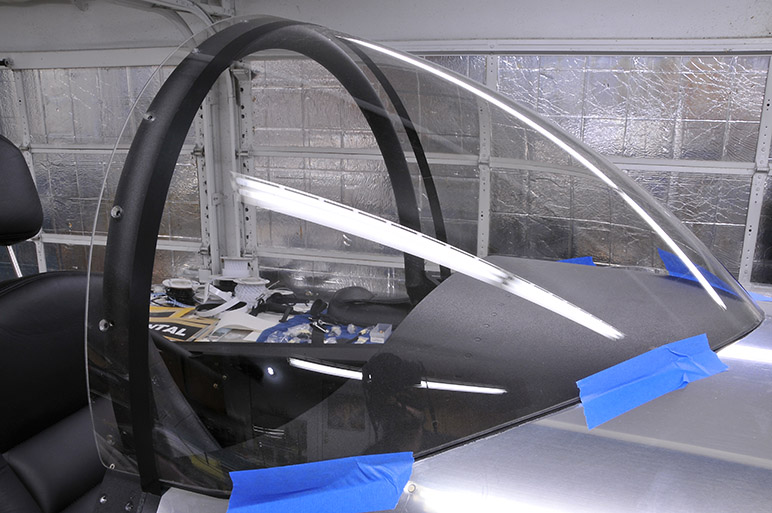 2010.01.12_-_RV-8_-_Sealing_Windscreen_Bezel_With_Silicone_(1).jpg