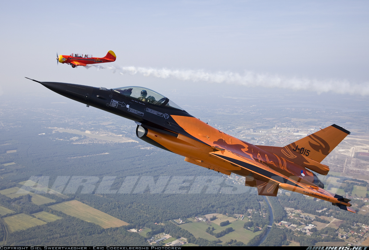 Dutch_F-16_w_Yak52.jpg