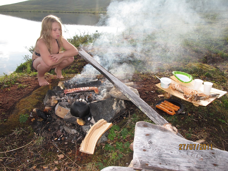 Europa_2011_Teno_lax_grilling_beside_a_fjeld_lake_in_Utsjoki.jpg