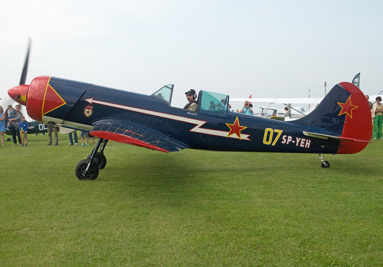 Як-50 Yakovlevs Yak-50 Etienne Verhellen by Luc Barry (3).JPG