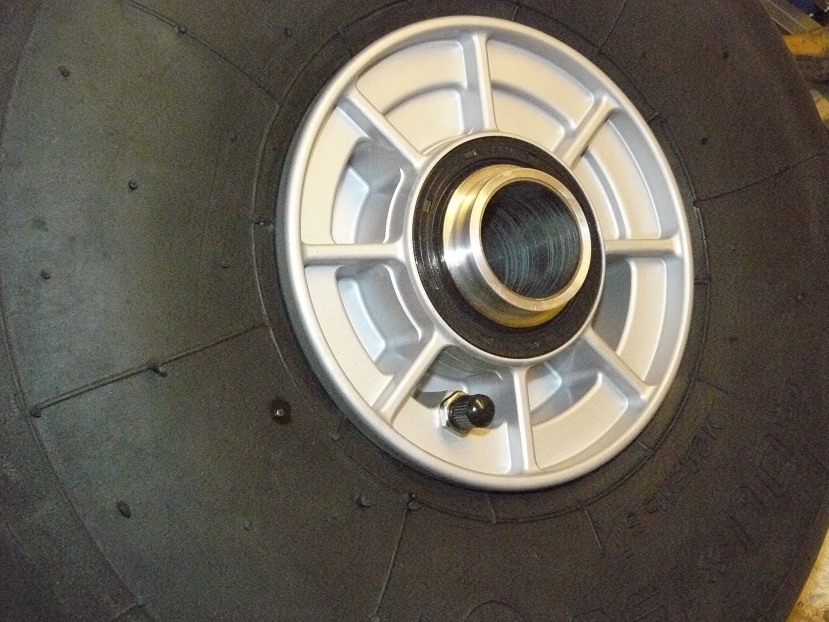 nose wheel alu.JPG