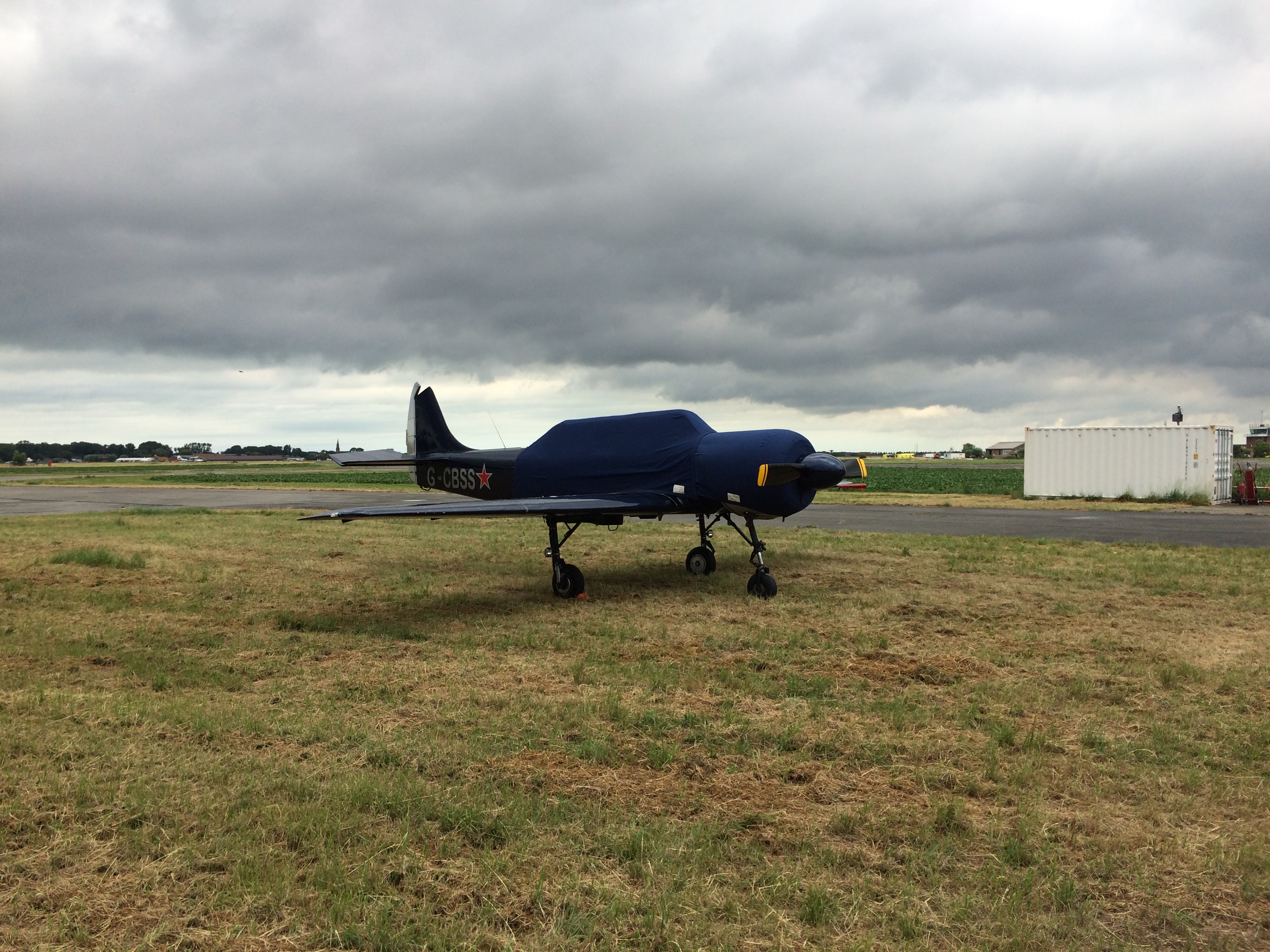 Yak-52 en vacances à Koksijde - July 2015 (2).JPG