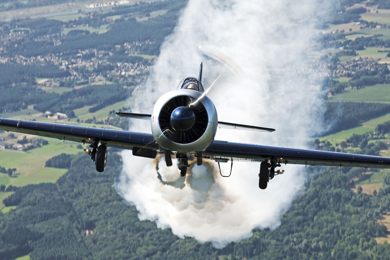 Yak-52 up close and personal - Etienne at work - (1).jpg