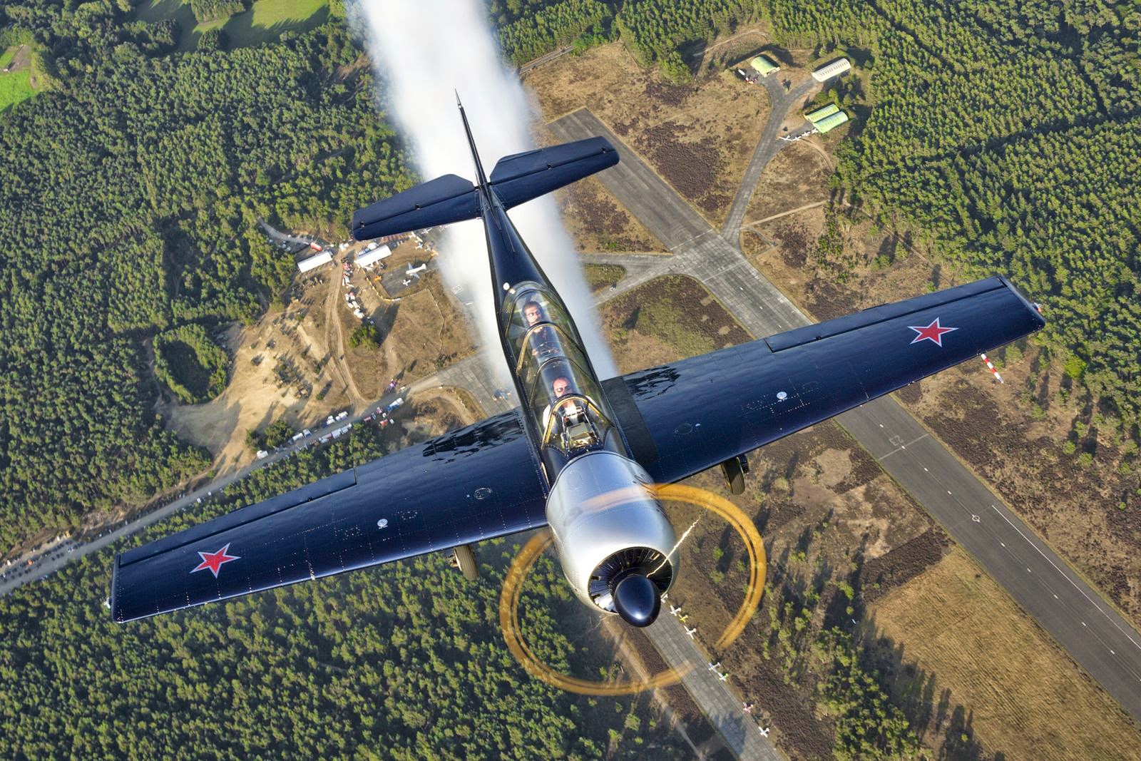 Yak-52 up close and personal - Etienne at work - (2).jpg